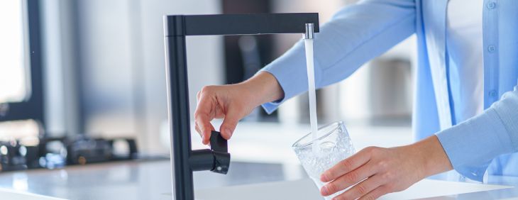 Uzdatnianie wody w domu – jak wybrać odpowiednie urządzenie